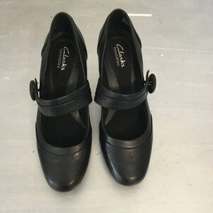 Clarks Bendable Black leather rounded  toe Mary-Jane heels Pump Sz 7 M